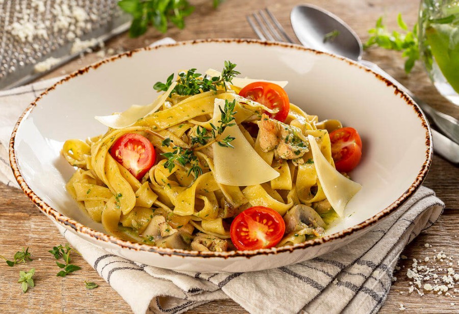 Феттучини с цыпленком и песто