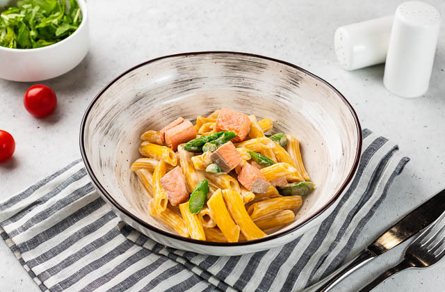 Пенне с лососем и спаржей