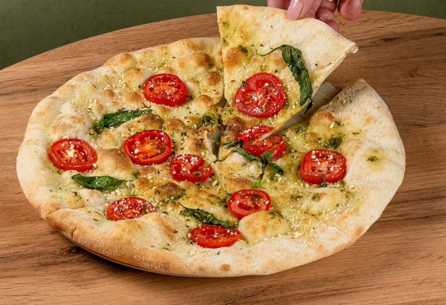 Фокачча с томатами и базиликом