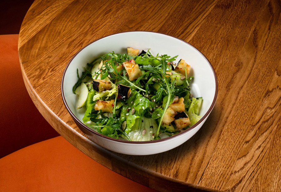 Зеленый салат с баклажанами